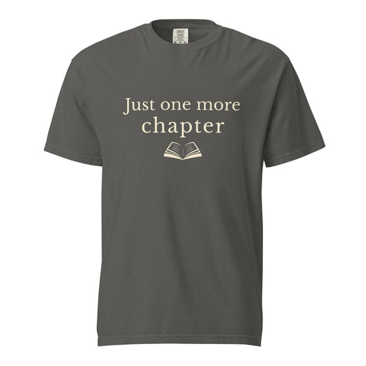 Just one more chapter Comfort Colors T-shirt in Pepper colour with book lover design and open book illustration